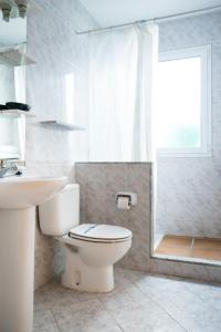 ein Bad mit einem WC, einem Waschbecken und einer Dusche in der Unterkunft Apartchalet villas Elvira. Villa F in Son Carrio