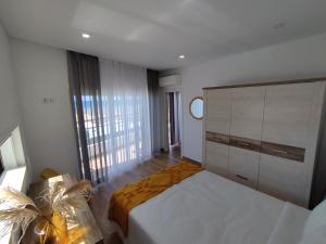 Tempat tidur dalam kamar di T2 - Praia Pescadores Frente Mar - Casas & Papéis