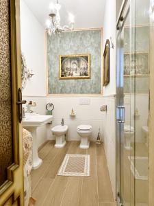 bagno con lavandino e servizi igienici di Antica dimora Villa Tatti-Tallacchini a Comerio