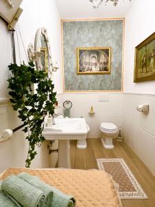 bagno con lavandino e servizi igienici di Antica dimora Villa Tatti-Tallacchini a Comerio