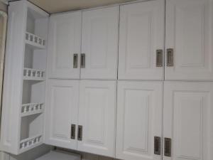 un armadio bianco con porte e scaffali bianchi di Dokki private home with 2 rooms WiFi Air-conditioning a Il Cairo