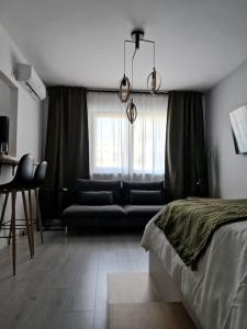 sala de estar con cama y sofá en Onix - Nordic Studio Apartment 3, Premium Parking en Bucarest
