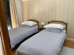 ポルニシェにあるMaison à Pornichetのベッド2台が隣同士に設置された部屋です。