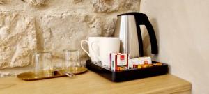 Příslušenství pro přípravu čaje a kávy v ubytování Mascheroni Luxury Rooms II