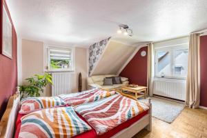 a bedroom with a bed and a window at Baumelt Ferienwohnung in Hechingen