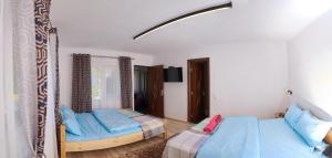 - une chambre avec deux lits et un canapé dans l'établissement Carla House, à Vidolm