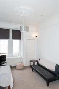 Llit o llits en una habitació de Centrally located 1 bed flat with furnishings & white goods.