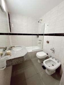 ein Bad mit einem Waschbecken, einem WC und einer Dusche in der Unterkunft Temporarios NYC - 1 (Córdoba) in Cordoba