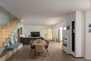 een keuken en een woonkamer met een tafel en een bank bij Luxury Villa Dana Indoor Pool and Sauna - Happy Rentals in Ičići