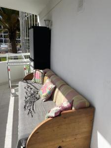 A seating area at Cozy Apartment near the beach