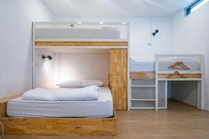 Zimmer mit Etagenbett und 2 Etagenbetten. in der Unterkunft Paknap Hostel in Nan