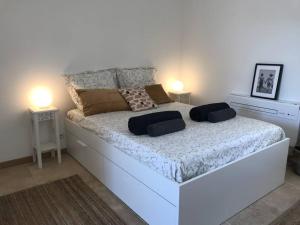 ein Schlafzimmer mit einem großen weißen Bett mit zwei Lampen in der Unterkunft La Maison Racine 4 - Cocon en plein centre ville in Avignon