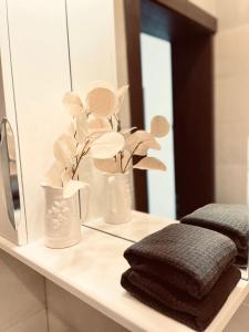 een badkamerbar met een spiegel en handdoeken bij Villa Vilma in Sigulda