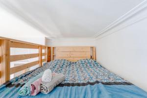 Una cama en una habitación con dos toallas. en Charmant et lumineux T2 centre ville au calme, en Nantes