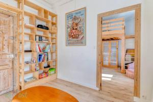 Habitación con estanterías de madera y puerta a un dormitorio en Charmant et lumineux T2 centre ville au calme, en Nantes
