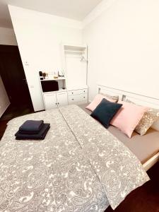 1 dormitorio con 1 cama grande con almohadas rosas y azules en Villa Vilma en Sigulda