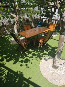- une table et des chaises en bois dans la cour dans l'établissement LA Giulia, à Capri