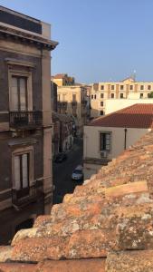 uitzicht op een straat vanaf de daken van gebouwen bij Central Suites Catania in Catania