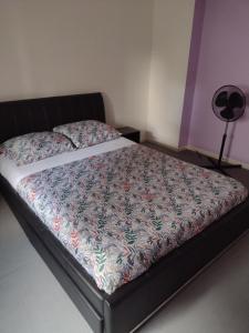 um quarto com uma cama com um edredão florido em Bienvenue dans beau T2 de 48m2 à Gennevilliers em Gennevilliers