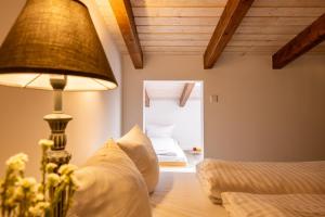 1 dormitorio con 1 cama con lámpara y 1 dormitorio con espejo en Ferienwohnungen Wildau am Werbellinsee, en Schorfheide