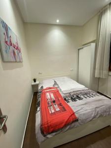 a room with a bed with a red bag on it at Joli Studio au Centre Ville avec WIFI - Netflix in Casablanca