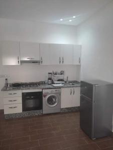 a kitchen with a stove and a washing machine at Joli Studio au Centre Ville avec WIFI - Netflix in Casablanca