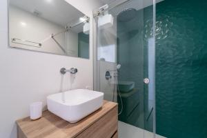 La salle de bains est pourvue d'un lavabo et d'une douche en verre. dans l'établissement Vale Terra Mar, à Aljezur