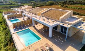 Bazén v ubytovaní Vista Mare Villas Heated Pool alebo v jeho blízkosti