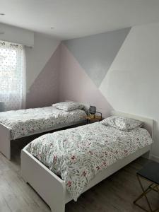 利布爾訥的住宿－Mssila villa，一间卧室,配有两张床