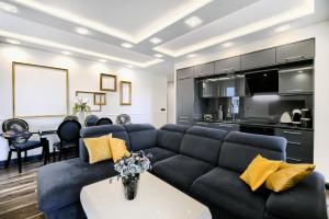 salon z kanapą i stołem w obiekcie About Art Apartments - Sikorskiego we Wrocławiu