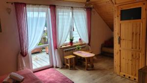a small room with a table and a window at Agroturystyka Kasprzykówka in Kąty