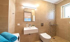 Kúpeľňa v ubytovaní Vista Mare Villas Heated Pool