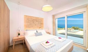 Posteľ alebo postele v izbe v ubytovaní Vista Mare Villas Heated Pool