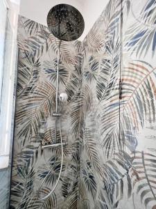 y baño con ducha y un mural de plantas. en Splendid Lake 3, en Desenzano del Garda 44 fotos más