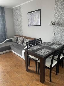 sala de estar con mesa y sofá en Bay View Villas Nona 1d, en Kosharitsa