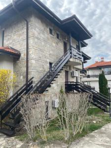 una casa con una escalera en el lateral de ella en Bay View Villas Nona 1d, en Kosharitsa