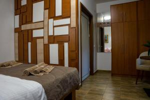 1 dormitorio con 1 cama con 2 pares de zapatillas en Alexander Resort, en Sopot