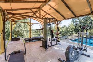 The fitness centre and/or fitness facilities at Vila avec, piscine, tennis.