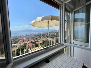 ventana con vistas a la ciudad en Nona's view with balcony, en Rijeka