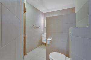 Ένα μπάνιο στο Bonaire Apartment +19 φωτογραφίες