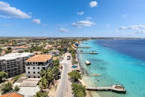 uma vista para uma praia com barcos na água em Bonaire Apartment em Kralendijk