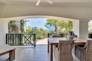 comedor con mesa de madera y sillas en Bonaire Apartment, en Kralendijk