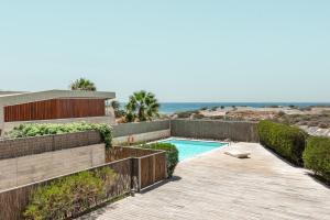 a house with a swimming pool next to the ocean at Casa en la playa la Mareta in Granadilla de Abona