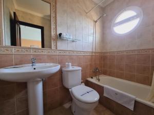 A bathroom at Victoria Hotel