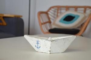 una barca bianca seduta sopra un tavolo di Summer Residence a Provatas