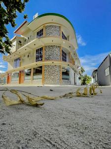 a building with a bunch of yellowarp at Maaniya Palace in Maamigili