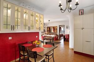cocina y comedor con mesa y sillas en Finca Fani 1 en Agüimes