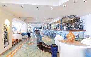 Hotel Terme Tritone Resort & Spa餐厅或其他用餐的地方