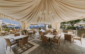 Hotel Terme Tritone Resort & Spa餐厅或其他用餐的地方