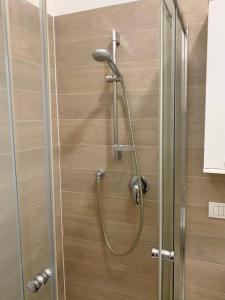 y baño con ducha con cabezal de ducha. en Appartamento Bolzano Centro Talvera, en Bolzano